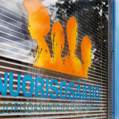 Nuorisosäätiön logo ikkunassa.