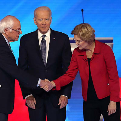 Bernie Sanders, Joe Biden ja Elizabeth Warren ennen demokraattien vaaliväittelyn alkua New Hampshiressä.