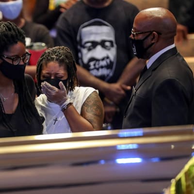 Ihmiset surivat maanantaina poliisiväkivallan seurauksena kuollutta George Floydia muistotilaisuudessa Houstonissa.