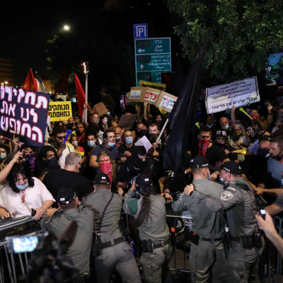 Protestoijat ja poliisit ottivat yhteen illalla pääministeri Benjamin Netanyahun virka-asunnon ulkopuolella Jerusalemissa.