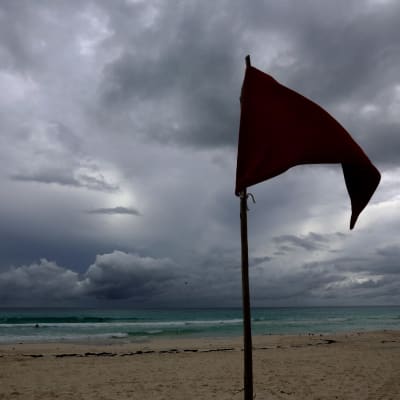 Hurrikaaniin varautuvan Cancunin ranta oli lähes tyhjillään tiistaina.