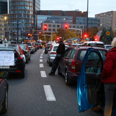 Mielenosoittajat tukkivat maanantaina teitä Varsovan keskustassa.