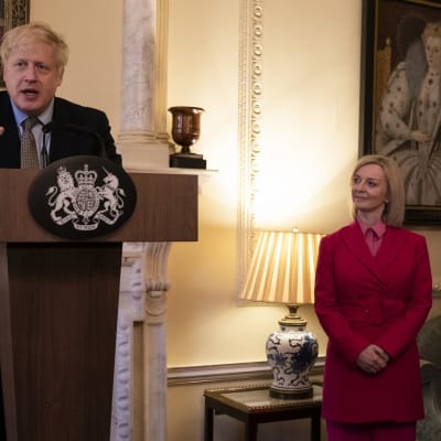 Pääministeri Boris Johnson ja ulkomaankauppaministeri Liz Truss. Kuva maaliskuulta 2020.
