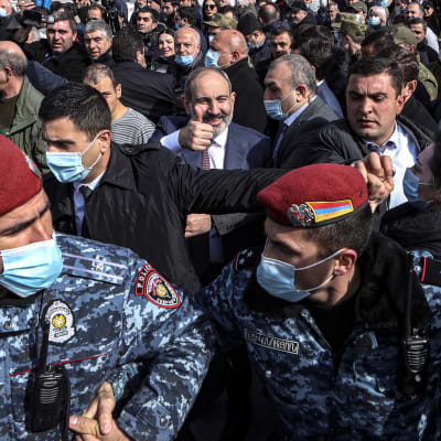 Armenian pääministeri Nikol Pashinyan kannattajia.