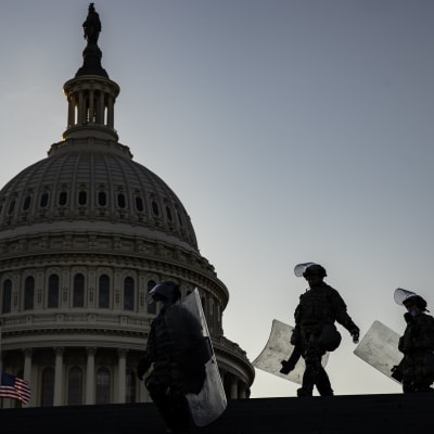 Kansalliskaartin sotilaita kongressitalolla Washingtonissa. Kuva tammikuulta.