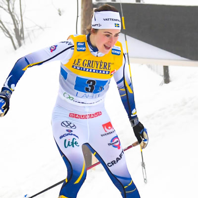 Ebba Andersson kör stafett i Lahtis.