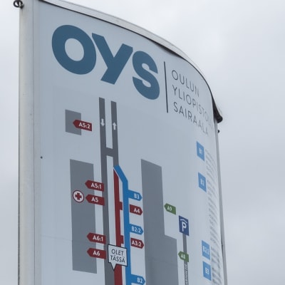 Oulun yliopistolisen sairaalan opastekartta Oysin pihalla.