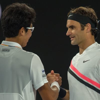 Roger Federer och Chung Hyeon tackar varandra efter matchen.