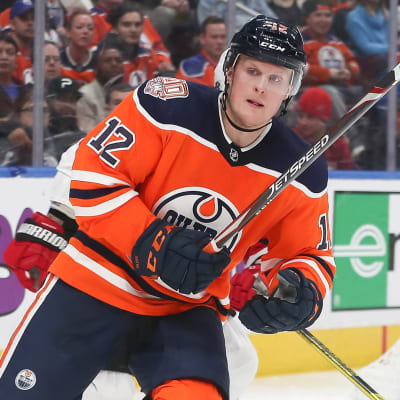 Colby Cave skrinnar med klubban i luften.