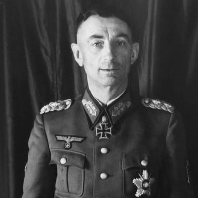 Kenraalieversti Eduard Dietl 50-vuotispäivänään kuvattuna.