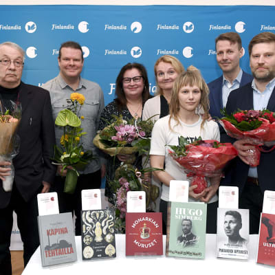 Tietokirjallisuuden Finlandia -ehdokkaat. Kuvassa vasemmalta Seppo Aalto, Tuomas Aivelo, Kaisa Haatanen, Sanna-Mari Hovi, Mervi Vuorela, Risto Siilasmaa ja Ville Similä.
