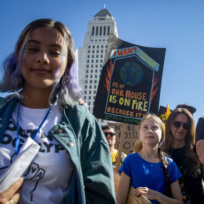 Greta Thunberg osallistui nuorten ilmastomielenosoitukseen Los Angelesin kaupungitalon edustalla 1. marraskuuta.