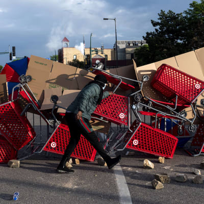 Mielenosoittajien rakentama barrikadi Minneapolisissa 27. toukokuuta.