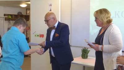 Casper Ögård får slutbetyg vid Optimas Telmautbildning i Borgå