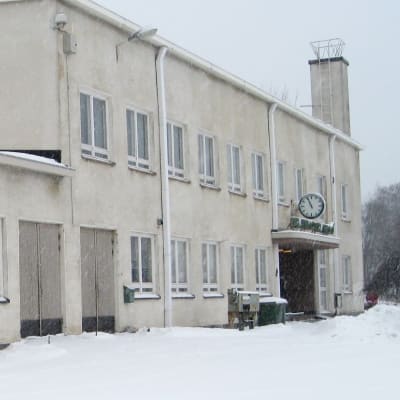 stationsbyggnad en snöig dag