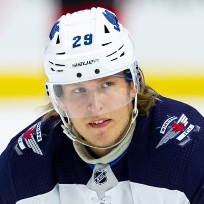Patrik Laine värmer upp.