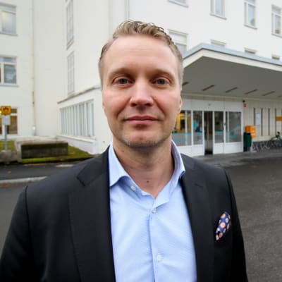 Sosterin entinen kuntayhtymäjohtaja Panu Peitsaro Savonlinnan keskussairaalan edustalla.