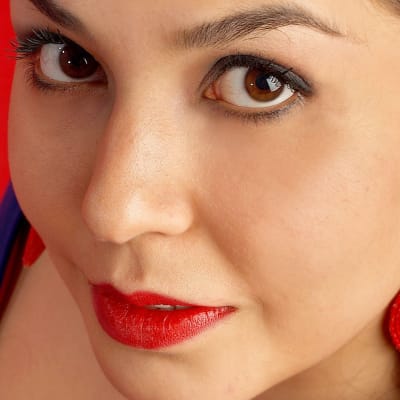Porträtt av Özlem Bulut, turkisk sångerska