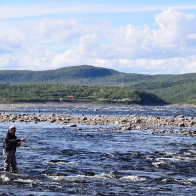 Mies kalastaa.