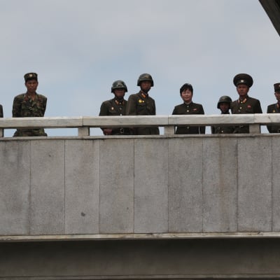 Pohjoiskorealaisia sotilaita katselemassa etelän puolelle Koreoiden välisessä jaetussa Panmunjomin kylässä.