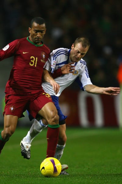 Bosingwa och Daniel Sjölund i kamp om bollen i Porto i EM-kvalet 2007