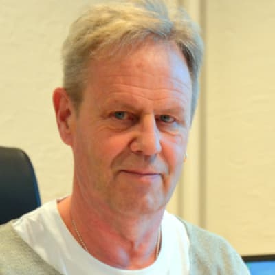 Göran Djupsund sitter vid ett arbetsbord.