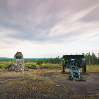 Hattuvaaran 1944 taisteluissa käytetyt kaksi haupitsia osoittavat Vellivaaran mottia kohti Palovaarassa.