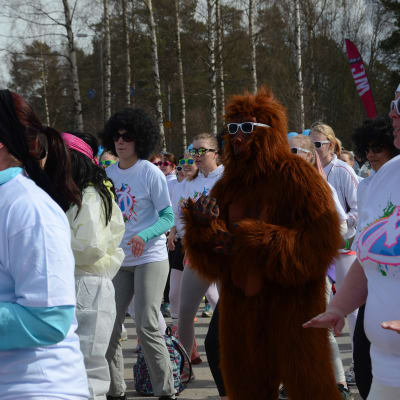 En gorilla är med på uppvärmningen.