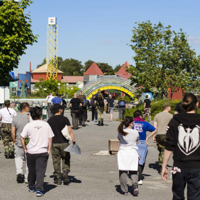 Talkogäng från Vaasa airsoft jobbar med att ställa i ordning den nedlagda nöjesparken Wasalandia i Vasa för att man ska kunna spela airsoft där i sommar.