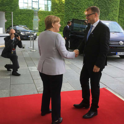 Statsminister Juha Sipilä och förbundskansler Angela Merkel skakar hand i Berlin. 