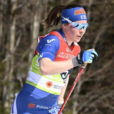 Krista Pärmäkoski åker skidor.