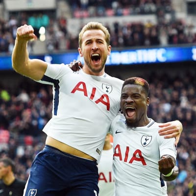 Harry Kane och Serge Aurier firar Tottenhams mål.