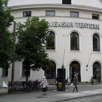 svenska teaterns fasad, tillsammans med ett frågetecken.