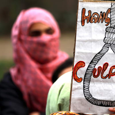 Kuolemanrangaistusta vaativa juliste mielenosoituksessa Intiassa, tekstinä "hirttäkää syylliset".