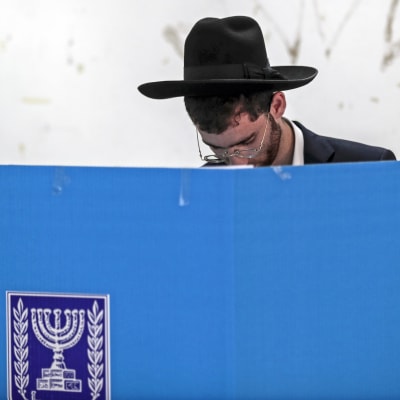 Ortodoksijuutalainen mies äänestyskopissa.