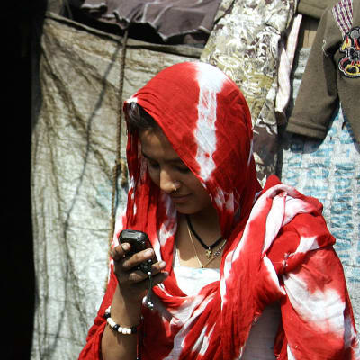 Intialainen nainen käyttää matkapuhelinta Jammun kaupungissa vuonna 2012. Intiassa on jo usean vuoden aikana ollut enemmän ihmisiä, joilla on matkaphelin, kuin mahdollisuus käyttää wc:tä.