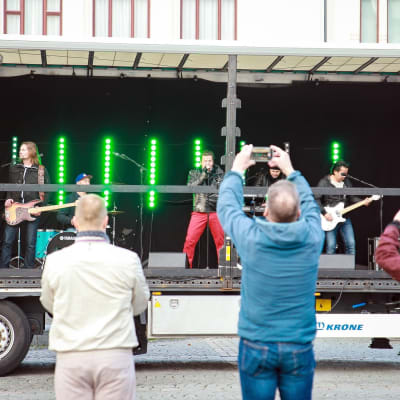 Pate Mustajärvi ja bändi esiintyvät rekan lavalta Tampereen Keskustorilla
