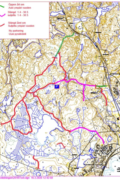 Karta över ett skogsområde med linjer i olika färger som utmärker vägar.