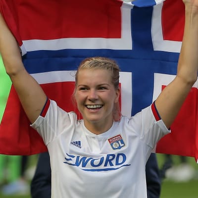 Ada Hegerberg håller i Norges flagga under Champions League-finalen 2019.
