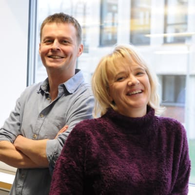 Joakim Rundt och Camilla Andelin är två av redaktörerna för Nyheter på lätt svenska.