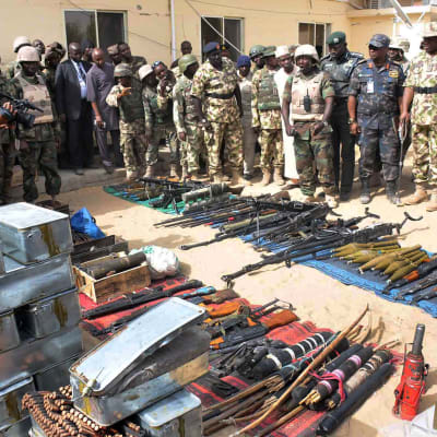 Nigerias president Goodluck Jonathan inspekterar vapen som beslagtagits av militanta islamister i Baga i februari 2015.