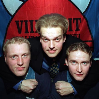 Kurt Westerlund poseeraa Viikinkien lipun kanssa