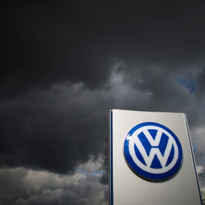 Volkswagenin logo tummaa taivasta vasten.