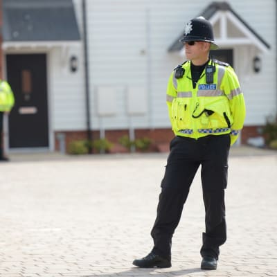 Poliseja vartiossa Amesburyssä.