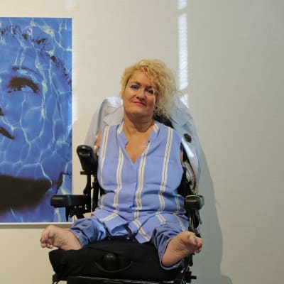 Taiteilija Alison Lapper poseeraa valokuvainstallaationsa edessä.
