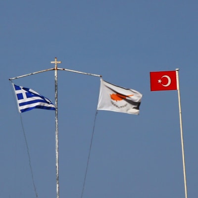 Den grekiska, turkiska, cypriotiska och turkcypriotiska flaggan