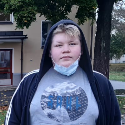 Pojke utanför skola.