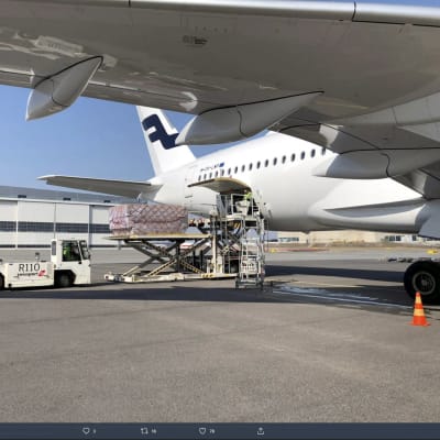 Finnairflyg töms på lasten med skyddsmasker mot coronapandemin.