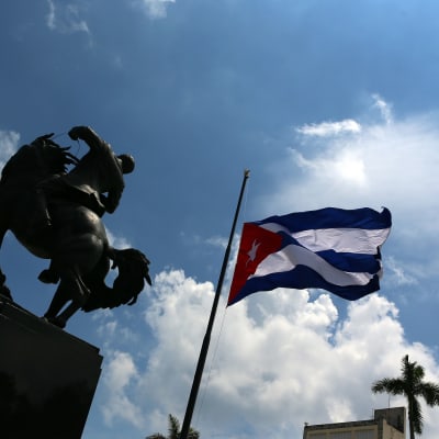 Kuubassa liput laskettin puolitankoon perjantaina.