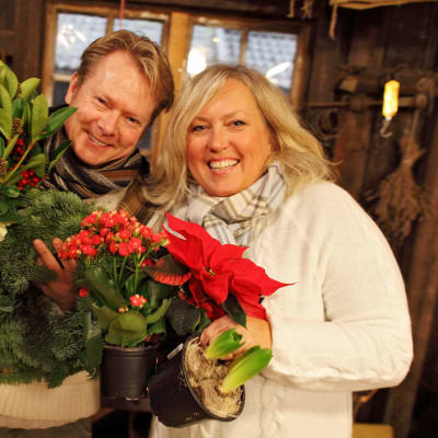 Norjalaisen puutarhaohjelman toimittajat Metter Stensholt Shau ja Tom Egeberg Hvål valmistelevat kukka- ja pöytäkoristeita jouluksi. 